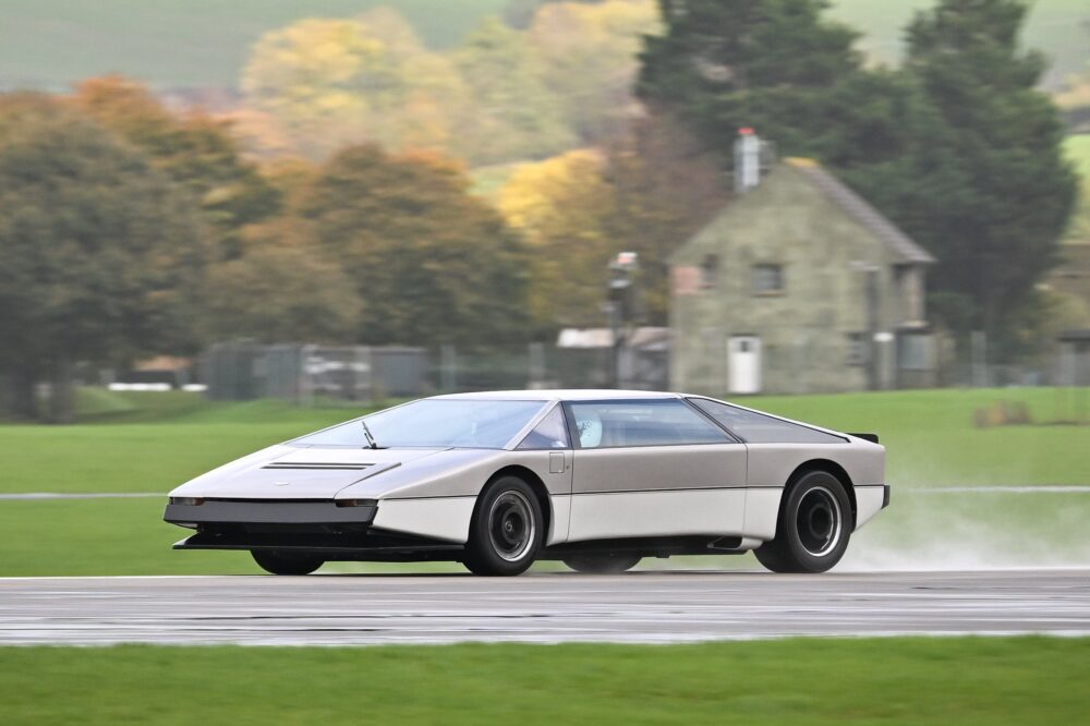 Aston Martin Bulldog: promisiunea celor 200 de mile pe oră