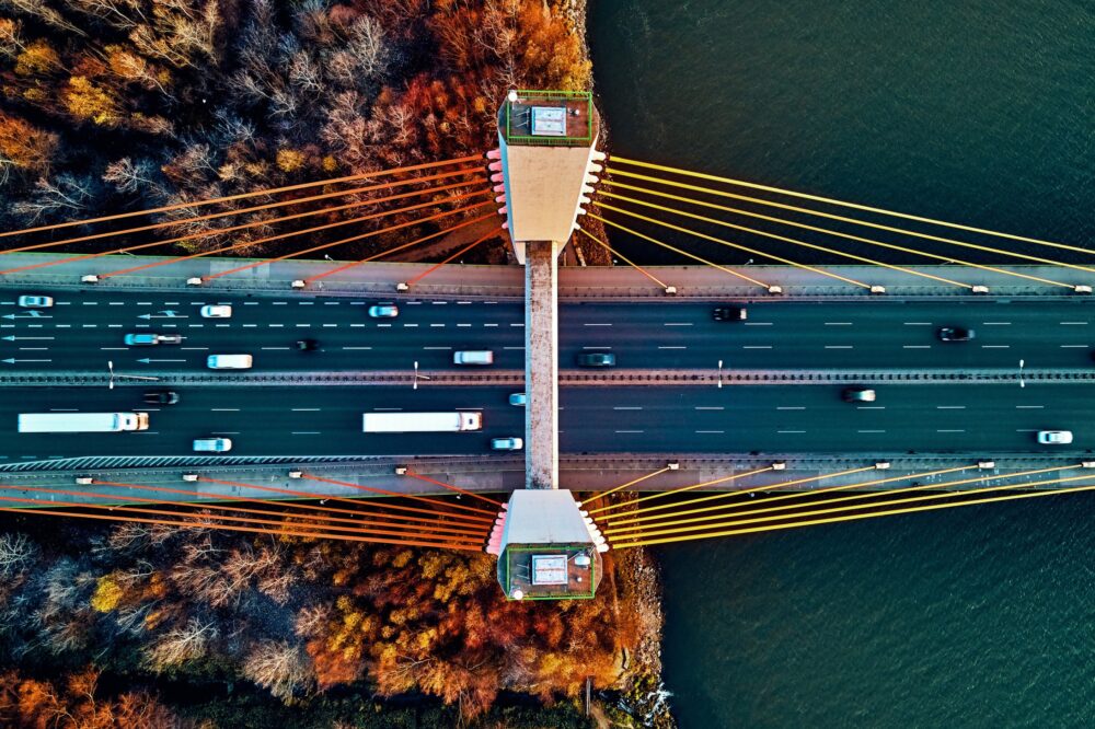 Piața auto din Europa în noiembrie 2025: electricele au depășit în premieră mașinile pe benzină fără sisteme hibride