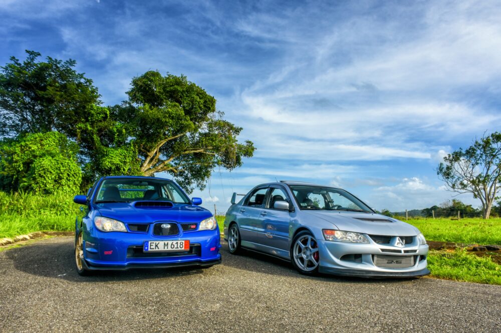 Rivalitate nostalgică: Mitsubishi Lancer EVO vs Subaru Impreza STi