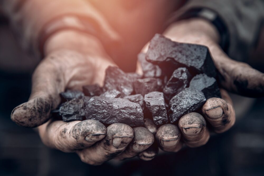 Paradoxul climatic: Producția de energie regenerabilă crește, dar consumul de cărbune este la maxime istorice