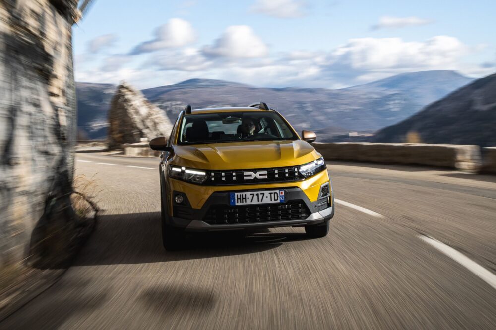 Piața auto din Europa în aprilie 2026: Dacia Sandero a revenit pe primul loc