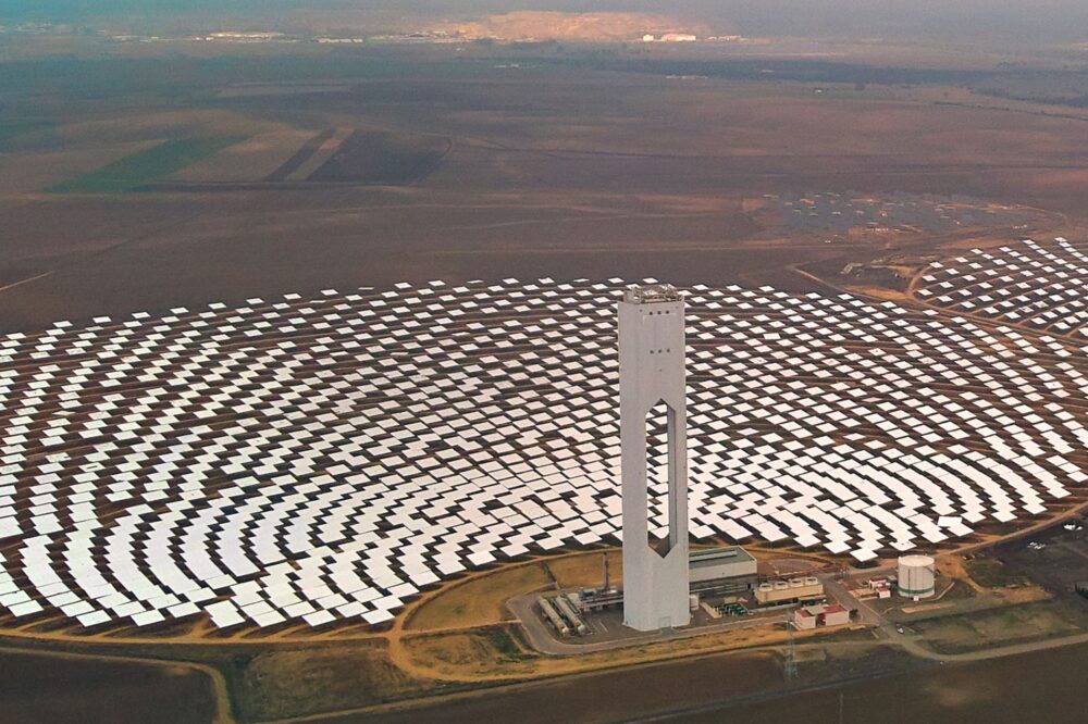 Centrale termosolare cu oglinzi: alternativa la panouri fotovoltaice și baterii pentru stocare
