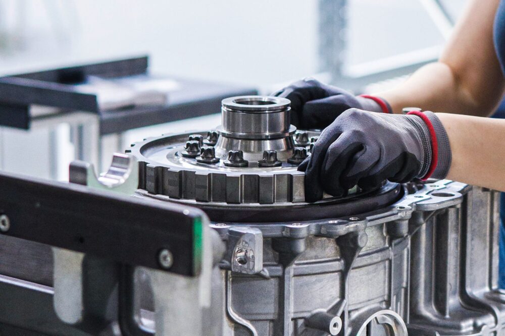 De pe linia de asamblare în laboratoarele școlilor: cum formează Mercedes-Benz specialiști în România