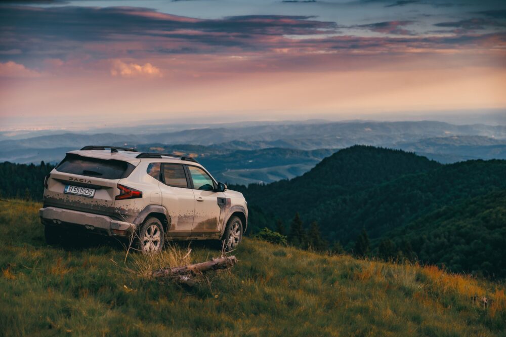 Un bal neaoș pentru Dacia Sandriders: pe forestiere dâmbovițene cu Duster Spirit of Sand